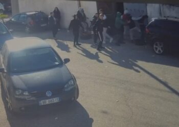 (VIDEO) Sherr me thika mes adoleshentëve para gjimnazit “Shejnaze Juka” në Shkodër/ Dy vëllezër mbeten të plagosur –