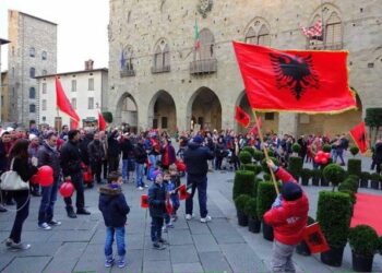 Shqiptarët mbeten komuniteti i dytë më i madh i huaj në Itali, ja sa shtetas jetojnë në vendin fqinj –