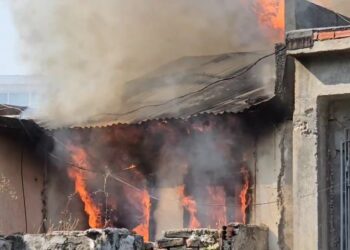 Zjarr përfshin banesën në Laç, dyshohet nga pakujdesia me bombol gaz –