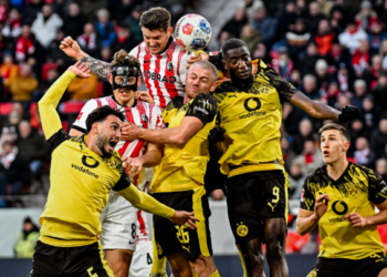 Bundesliga/ Dortmundi mbetet me 10 lojtar Freiburg barazon rezultatin –