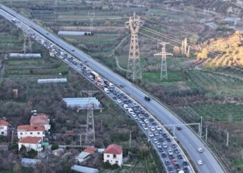 Kaos në aksin Tiranë-Elbasan, qindra qytetarë mbeten në trafikun kilometrik –