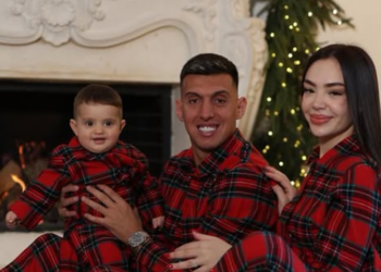 FOTO/ Të veshur njësoj dhe të buzëqeshur, familja Uzuni shkëlqen në vigjilje të Vitit të Ri –