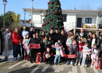 Madhështia nuk matet vetëm në fushë, por në zemër! Uzuni surprizon fëmijët me aftësi të veçanta dhe ata jetimë –