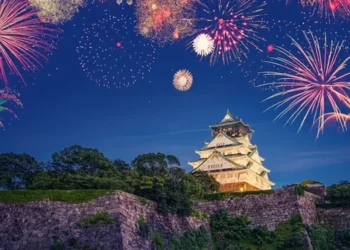 Zakonet e Vitit të Ri nëpër botë! Nga ushqimet, te thyerja e pjatave e deri te zilet japoneze –