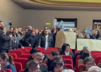 Protesta në Vlorë për mungesën e ujit, qytetarët futen dhe ndërpresin mbrëmjen gala të bashkisë –