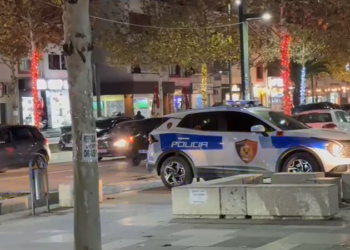 U rrëzua tek blloqet e betonit, lëndohet rëndë në kokë 35-vjeçarja në Vlorë –