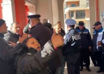 “O qeveritarë të poshtër!” Vlonjatët pa ujë prej pesë ditësh, tentojnë të futen me bidona në bashki –