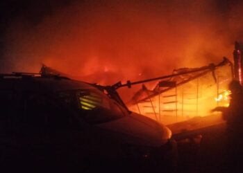 Shkrumbohen dy automjete dhe një kioskë në Librazhd, dyshohet për zjarrvënie të qëllimshme –