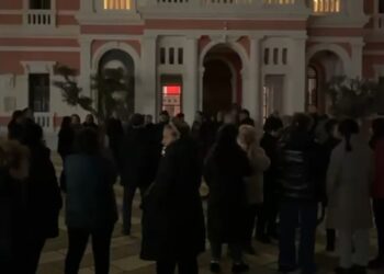 “Brenda 3 ditëve largohuni”, tregtarët e tregut industrial në Vlorë dalin në protestë –