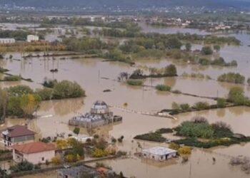 Përmbytjet në Durrës/ 848 banorë të evakuuar, mijëra hektarë nën ujë –
