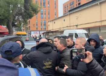 “Ti e ke fajin!” Sherr mes tregtarëve dhe përgjegjesit te “5 Maji”, ndërhyn policia –