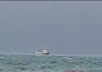 Mbi 800 pasagjerë të bllokuar prej 6 orësh mes dallgëve në tragetin Vlorë–Brindisi –