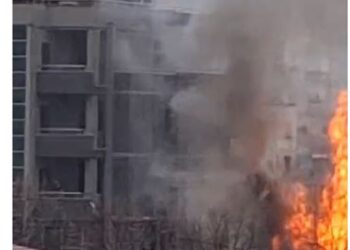 Përfshihet nga flakët shtëpia private, panik në qendër të Elbasanit –