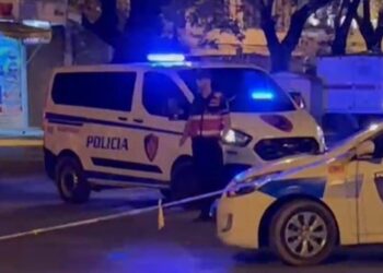 Automjet “Audi” përplas këmbësorin në vijat e bardha në Vlorë –