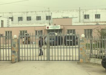 Të burgosurit korruptojnë drejtuesit për të dalë në takime speciale –