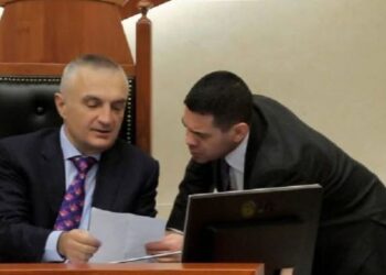 “Patriot…lider i të gjithë socialistëve të mashtruar” –