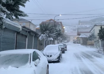 Rikthehen reshjet e borës në qarkun e Dibrës, vështirësohet qarkullimi në Rrugën e Arbrit –