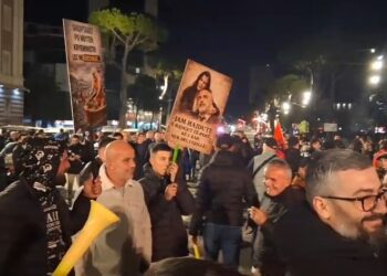 “Shqipëria Bëhet” mblidhet para Kryeministrisë për protestën e rradhës: Edi Rama frikacak! Jep dorëheqje