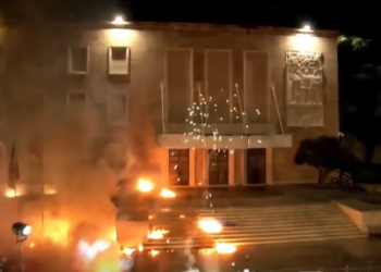 Mijëra shqiptarë në demonstratë pas akuzave për korrupsion ndaj zv/kryeministres Balluku –