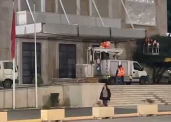 Para protestës së 24 janarit, barriera metalike blindojnë Kryeministrinë –