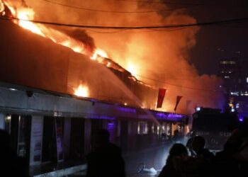 Zjarri ‘përpin’ magazinat e tregut tek “5 Maji”, digjen të gjitha dyqanet. ja çfarë dyshohet –