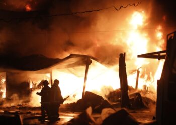 Situata alarmante/ Flakët përfshijnë magazinat tek tregu i rrobave në Tiranë, zgjerohet perimetri i flakëve –