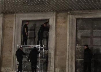 Opozita e ndarë/ ‘Shqipëria Bëhet’ njofton protestën, Garda nis blindimin e dyerve të Kryeministrisë –