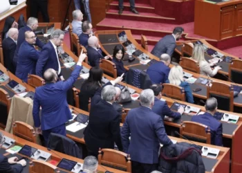 opozita bllokon foltoren, mazhoranca kalon projektligjet në 30 minuta –