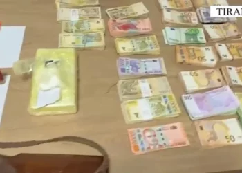 Kokainë për disa grupe në Tiranë, arrestohen 3 persona, sekuestrohen 120 mijë euro, armë dhe drogë –