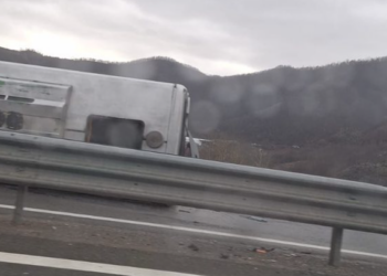 Përmbyset ambulanca në Rrugën e Kombit, disa automjete përplasen nga akulli –