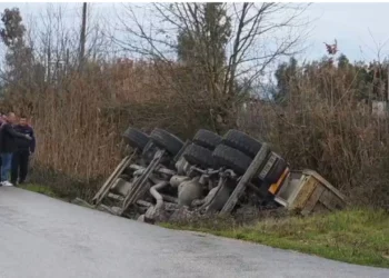 Aksident në Fier, drejtuesi i kamionit humb kontrollin dhe përfundon në kanal –