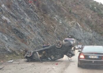 Përmbyset automjeti në aksin Librazhd–Elbasan, dy të plagosur dërgohen urgjent për në spital –