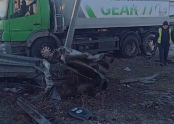 Aksident në Laç/ Makina përplaset me barrierat, nisen drejt Traumës tre të rinj –