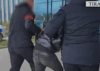 Mbante armë në banesë, arrestohet 31-vjeçari në Vaqarr –