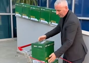 Avokati i Safet Bajrit tërheq dosjen hetimore nga SPAK-u me karrocë marketi (VIDEO) –