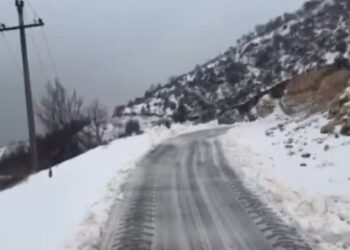 Reshjet e dëborës paralizojnë disa akse rrugore në Gjirokastër –