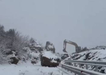 Bora mbulon aksin Qukës–Qafë Plloçë, qarkullimi vazhdon të jetë i bllokuar –