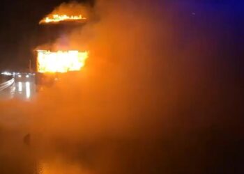 Zjarri përfshin autobotin me karburant në Rrugën e Kombit, shmanget shpërthimi –