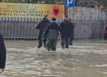 Uji deri në gju në burgun e Durrësit, ministri Lamallari zbret me çizme në “inspektim” –