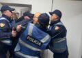 Tension në komisariatin nr.1 në Tiranë, deputetët demokratë përplasen me policinë –