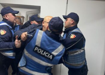 Tension në komisariatin nr.1 në Tiranë, deputetët demokratë përplasen me policinë –
