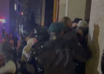 Protestë në Durrës, qytetarët dhe dy deputetë tentojnë të futen me forcë në Bashki –