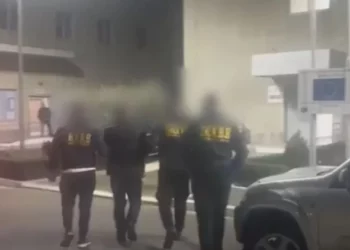 Futnin drogë në qelitë e burgut/ Prokuroria kërkon burg për policin dhe 2 të tjerë (EMRAT) –