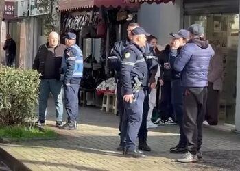 U plagos pasi ndërhyri në sherrin mes babait dhe vajzës, i riu përfundon në reanimacion –