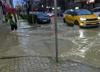 Reshjet e shiut shkaktojnë përmbytje në Durrës, uji depërton në banesa dhe biznese –