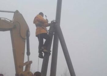 Elbasan/ Dëmtohet rrjeti shpërndarës, 700 familje pa energji elektrike –