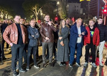 Ervin Salianji i bashkohet protestës para kryeministrisë, e shoqëron edhe Ilir Vrenozi –