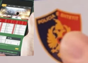 “200-shen time mbaje”, zbardhen mesazhet që ‘fundosën’ policët, vinin skedina dhe organizonin baste –