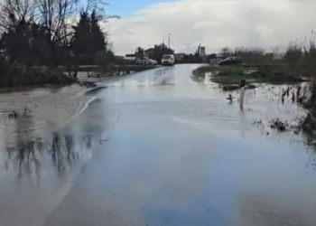 Del nga shtrati lumi Vjosë, bllokohet rruga e vjetër Fier-Vlorë –