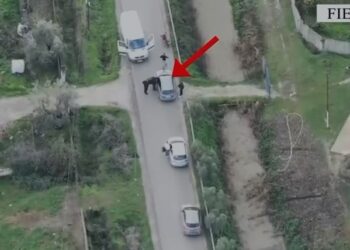 Mbi 17 kg drogë dhe arsenal armësh e municione, arrestohen babë e bir në Fier (Emrat) –